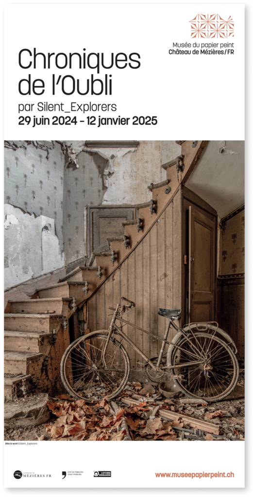 Affiche « Chroniques de l’Oubli » par Silent_Explorers : vélo ancien devant un escalier en bois délabré.