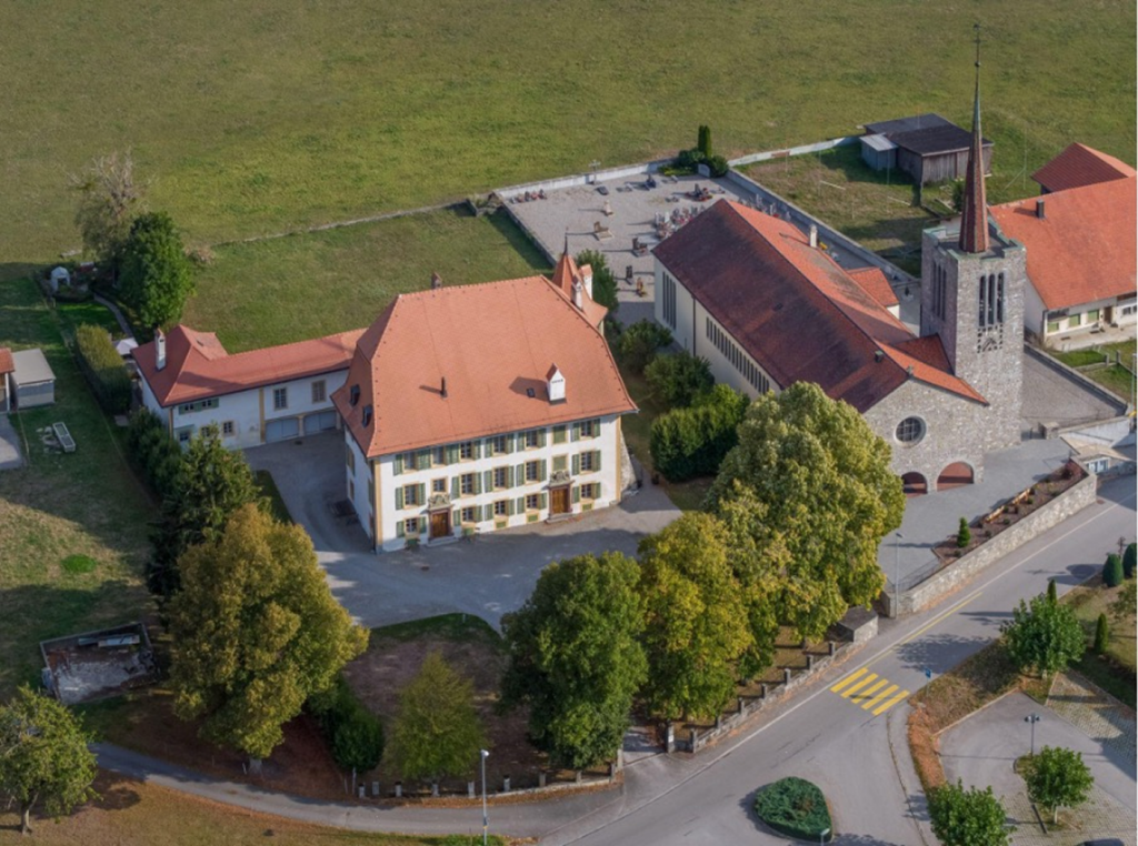 Vue aérienne du château de Mézières FR abritant le Musée du Papier peint et de l'église Saint-Pierre-aux-Liens.
