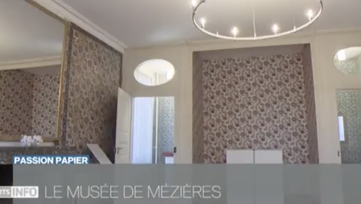 Intérieur du Musée du Papier peint de Mézières avec ses murs ornés de papiers peints historiques et ses miroirs, reportage RTS Minimag du 2 septembre 2016.