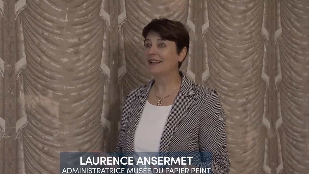 Laurence Ansermet, administratrice du Musée du Papier peint de Mézières, lors d'un entretien avec la RTS le 20 avril 2022, devant un papier peint historique.