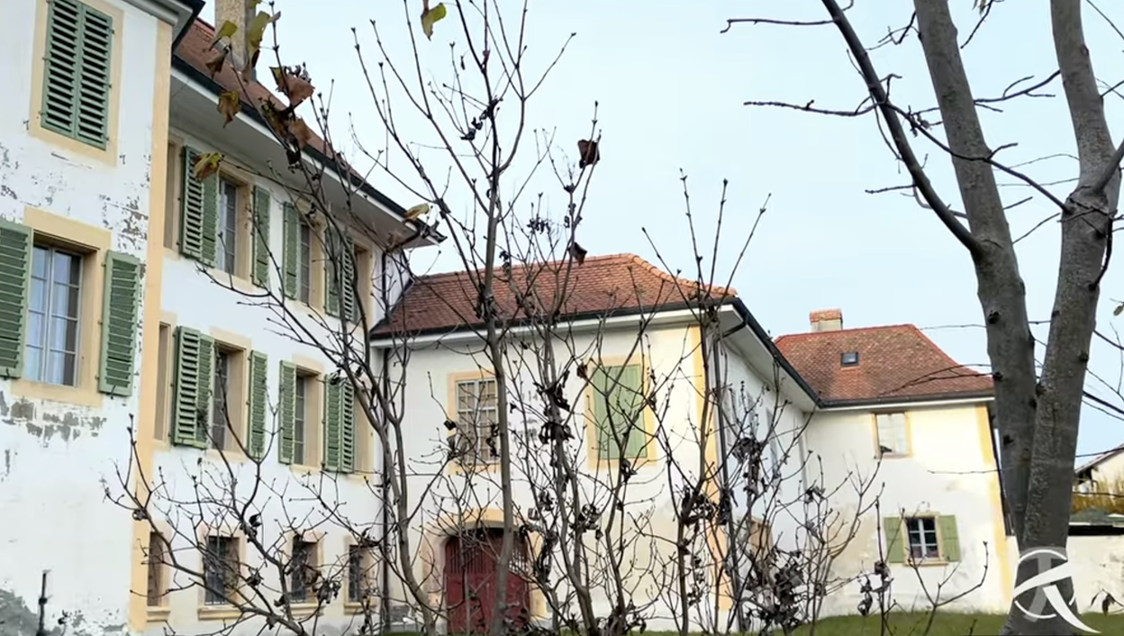 Illustration de la vidéo Youtube de Région & Terroirs, vue extérieure du bâtiment du Musée du Papier peint avec ses façades blanches et volets verts en novembre 2024.