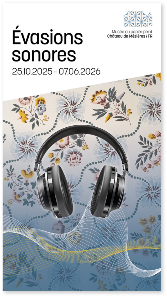 Affiche de l'exposition « Évasions sonores » au Musée du papier peint, Château de Mézières/FR, avec casque audio et motifs floraux.