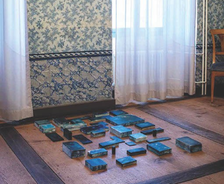 Installation Traces d'insectes d'Emmanuel Wüthrich, cyanotypes sur plâtre au Salon de l'Estampe 2025.