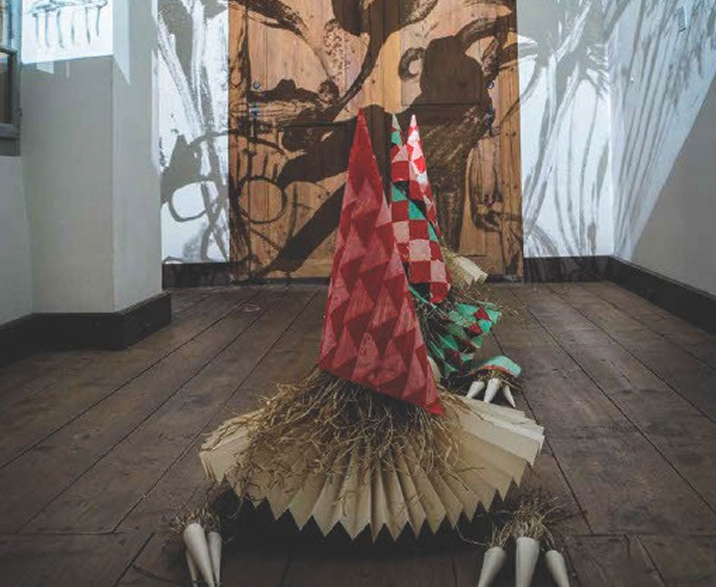 Installation Vulcano de Nathalie Bissig : objets sculpturaux et projections vidéo au Salon de l'Estampe 2025.